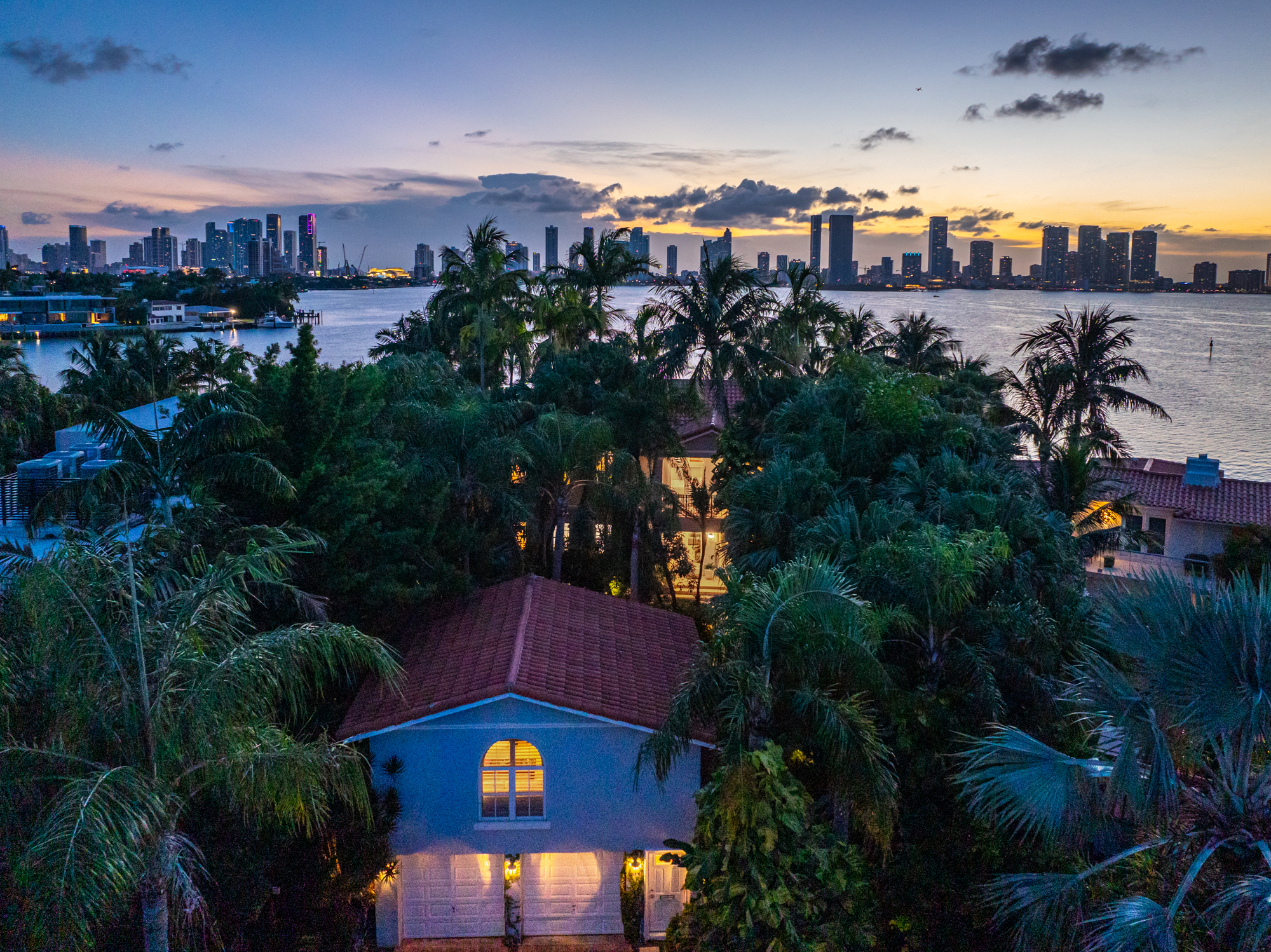 814 W Di Lido Drive skyline and waterfront view